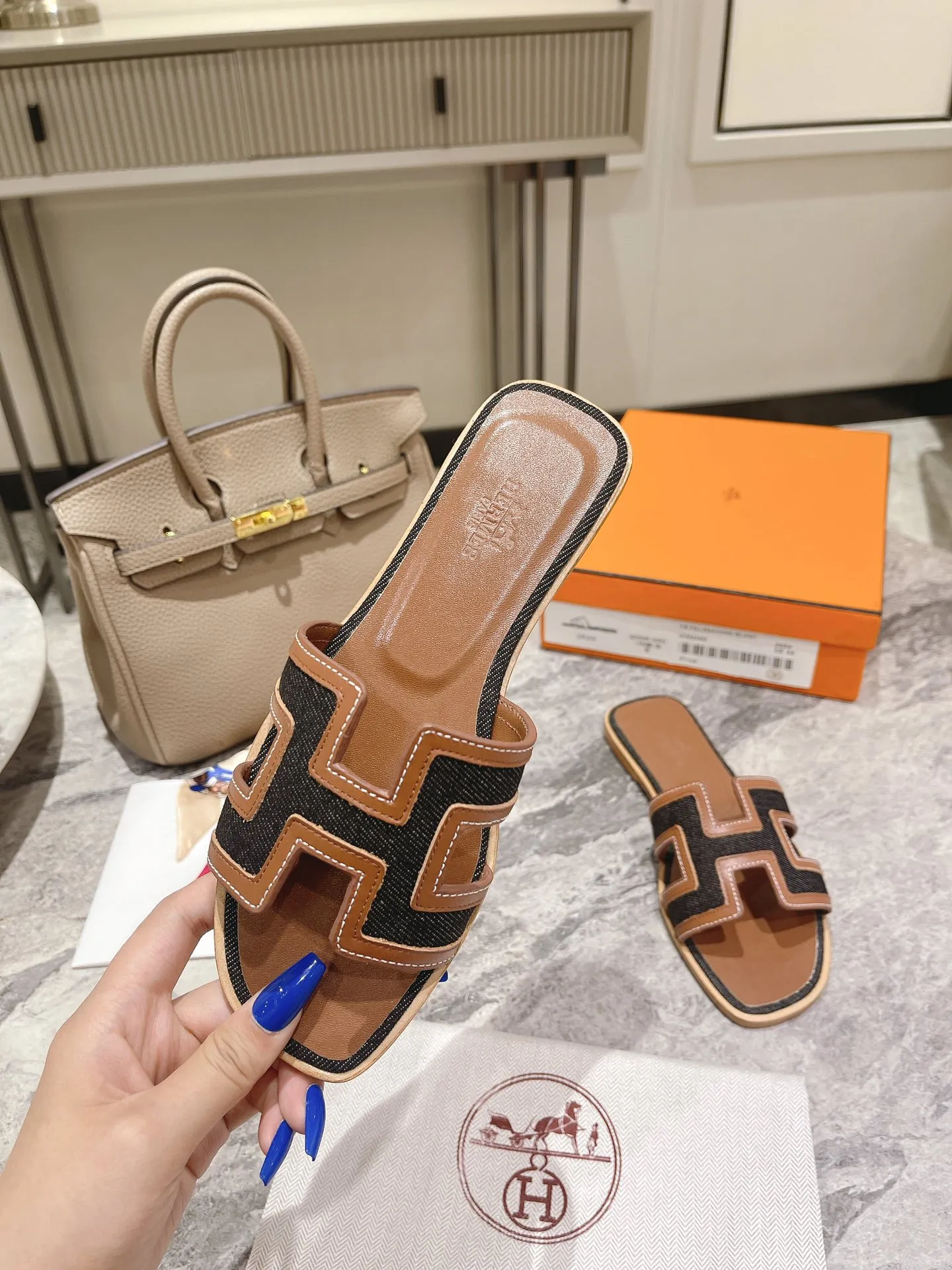 👟👟Ex-factory price 400👟👟 Genuine leather sole +50 New model for early spring, (high-end splicing and oil edge technology) newly revised version (Hermès), upgraded packaging, upgraded version and workmanship materials. Hermes®🔴The highest version of handmade shoes on the market✨✨ Top product Hermès slippers🐎 The new high-end fashion is the same as the original version, purely handmade by masters! ❥High-end customization, the highest version in the industry⚠❥Using: Hermers upper: Italian imported cowhide + original custom-grade Australian sheepskin feet + genuine leather outsole (pursuing top walking comfort) Hermes━━━━━ size: 35-40 (34.41.42 custom-made, non-returnable) Genuine leather sole Rubber sole
